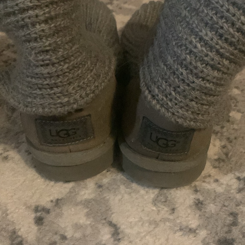 Uggs kids 6 (women’s size 8) 🔥🔥🔥 - Picture 3 of 4